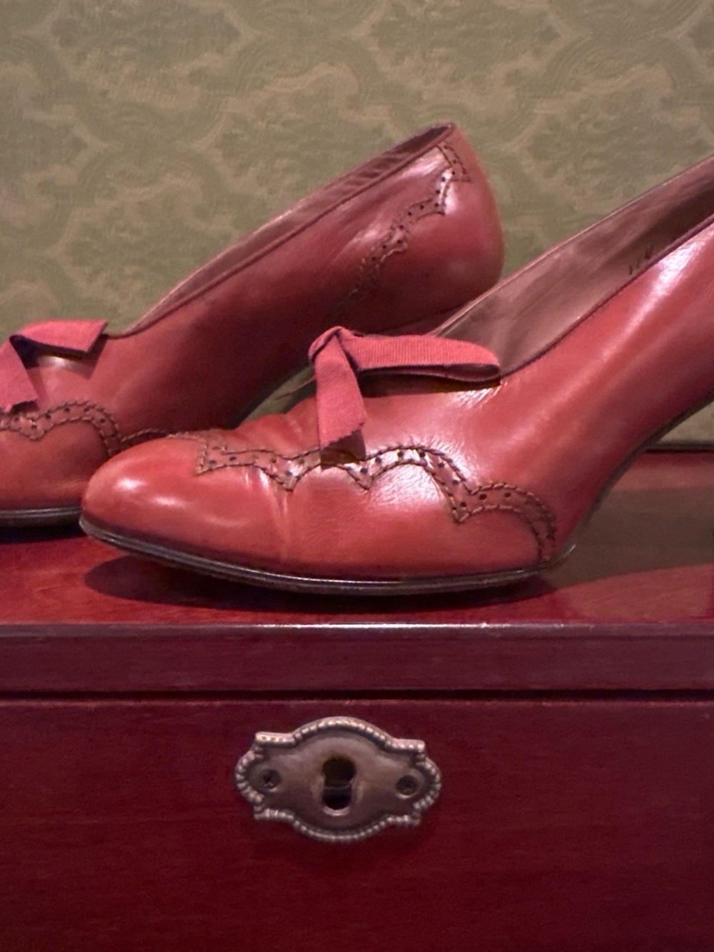 Rare La Valle Custom Bottier x JW Robinson Brown Leather Bow Pumps